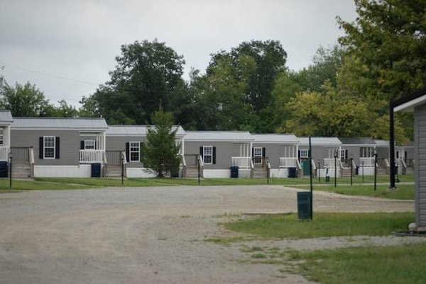 Découvrir la vie en mobil home : avantages et astuces pour choisir le bon parc résidentiel de loisirs